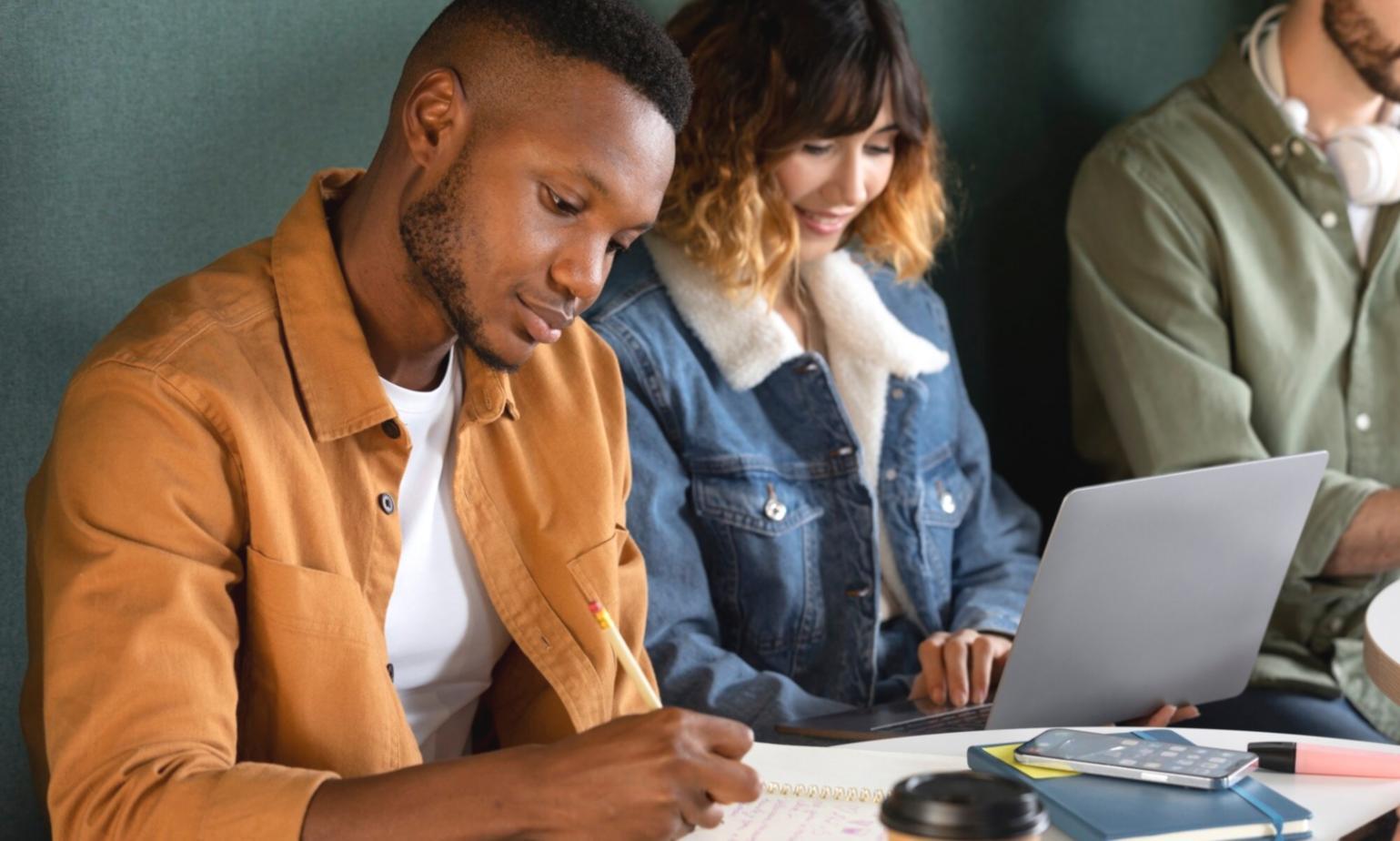 Session de formation en analyse financière avec outils professionnels
